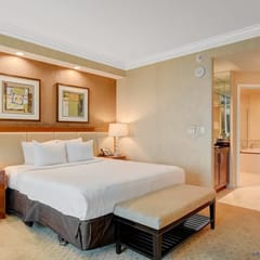 MGM Signature-Jacuzzi Studio outdoor pool WorkDesk