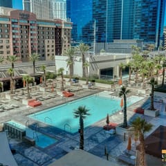 MGM Signature | Jacuzzi, Strip View & Kitchenette