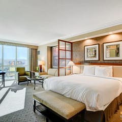 MGM Signature Studio | Jacuzzi, Pool & Mtn View