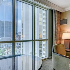 Strip View Jacuzzi Studio - Free Pool & Parking