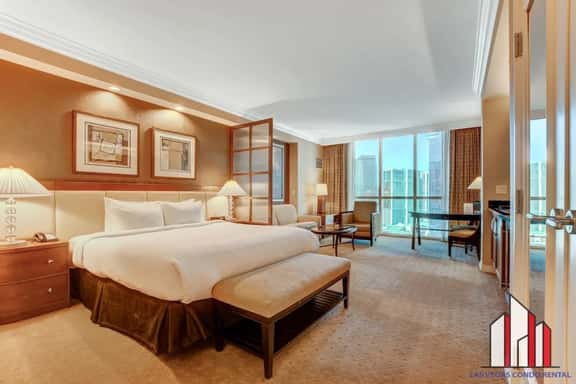 Strip View Jacuzzi Condo w/ Free Pool & Parking - Image 1