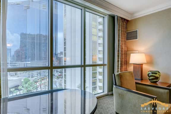 Strip View Jacuzzi Studio - Free Pool & Parking - Image 1
