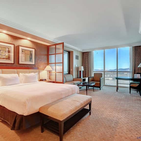 Floor-to-Ceiling Jacuzzi Studio | The Signature - Image 1