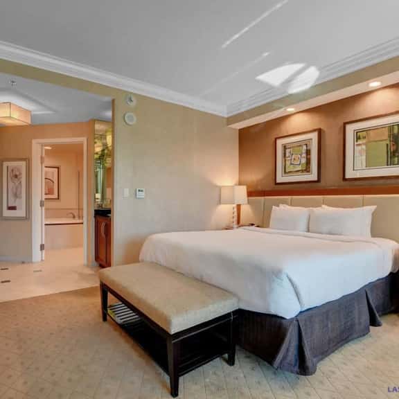 The Signature Jacuzzi Studio w Full Bath & Jacuzzi - Image 1