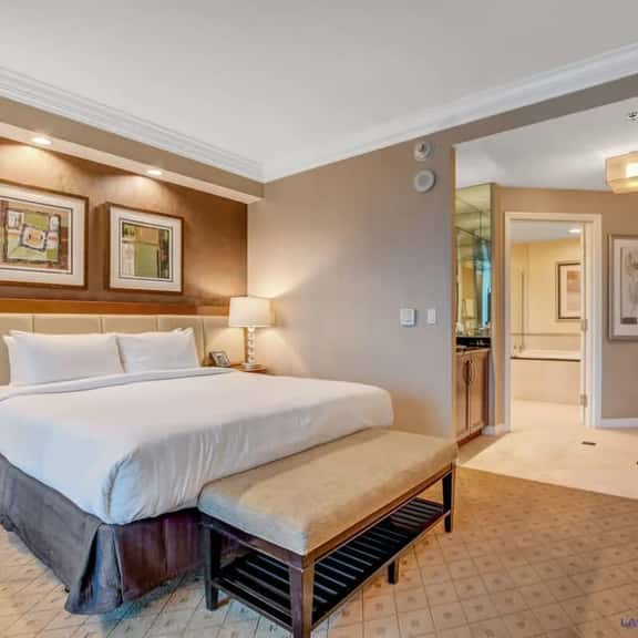 MGM Signature Condo w/ Strip & F1 Views, Jacuzzi - Image 1