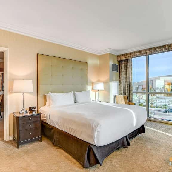 MGM Signature-02-602 1Br 2Ba Balcony Suite - Image 1
