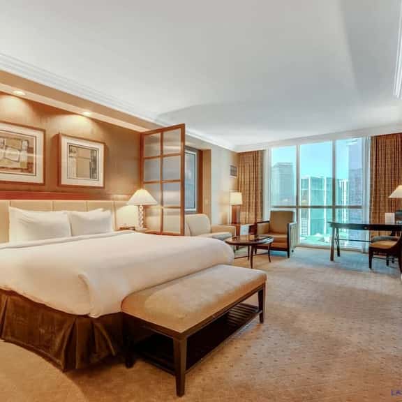 Strip View Jacuzzi Condo w/ Free Pool & Parking - Image 1