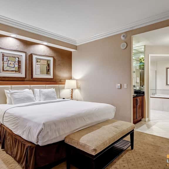 Jacuzzi Suite w/ Mountain View, Walk to Las - Image 1
