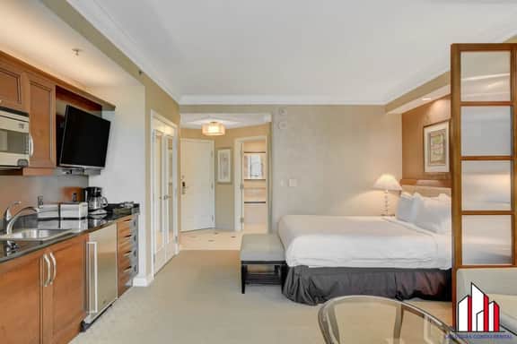 MGM Signature-25-609 Strip View Jacuzzi Studio