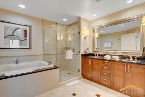 Deluxe Spa 24th floor Signature Studio w/ Mtn View