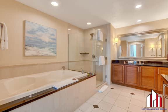 MGM Signature-32-621 1Br2Ba F1/Strip View Balcony