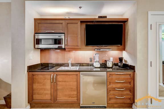 MGM Signature-33-606 Jacuzzi Studio