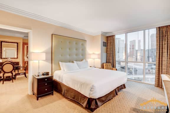 MGM Signature-09-821 1Br2Ba F1 Strip View Balcony Suite