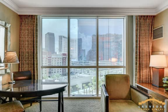 Strip View Jacuzzi Studio - Free Pool & Parking - Image 2