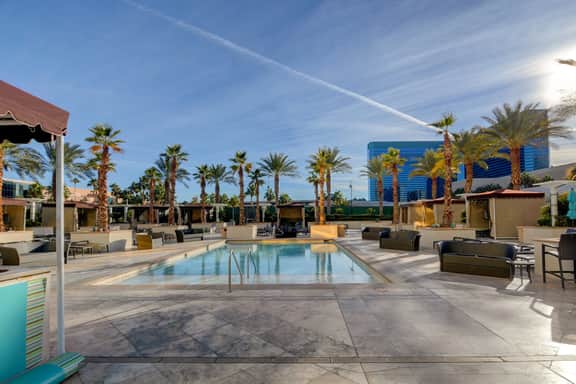 Strip View Jacuzzi Studio - Free Pool & Parking - Image 4