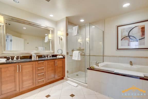 Strip View Jacuzzi Studio - Free Pool & Parking - Image 3