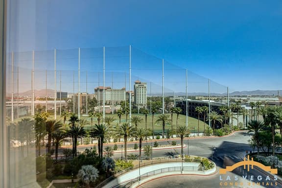 MGM Signature-06-716 Jacuzzi Studio Top Golf View